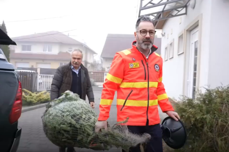 Fenyőfát kapnak a mentődolgozók egész éves munkájukért