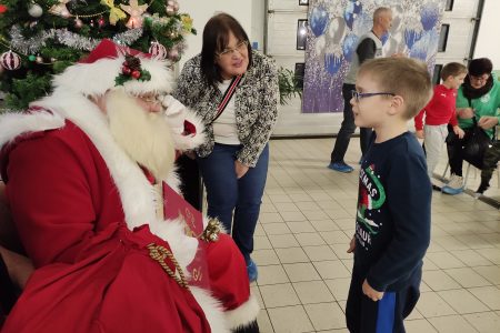 Megajándékozta a Mikulás a Vásárhelyen élő ukrán kisgyerekeket