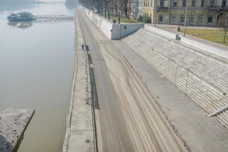 Tetőzik a Tisza, mától tilos parkolni a rakparton