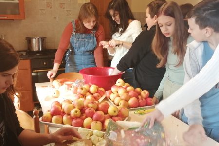 Húsleves és töltött alma készült szombaton a Mindenki Konyháján