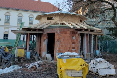 Tetőt húztak a Kossuth téri kávézóra
