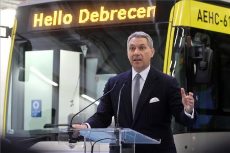 Szépen hangzik, de szakemberek szerint kigazdálkodhatatlan Lázár János bérletekkel kapcsolatos bejelentése
