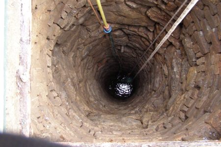Kútba betonozták megölt ismerősüket