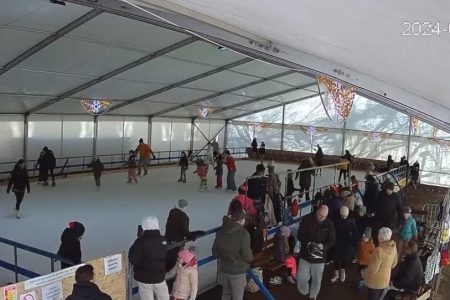 Már kamerán is követhető a jégpálya
