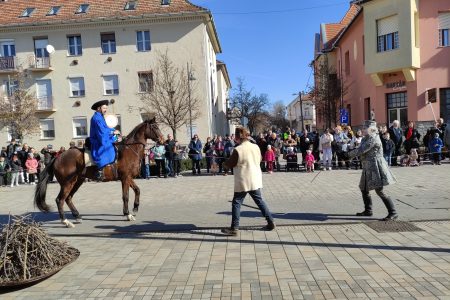 Fantasztikus jelmezekben vonultak fel a lovasok és a kutyások – videóval