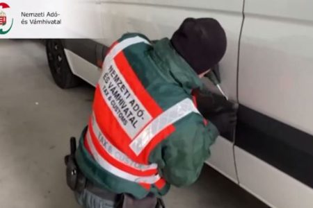 962 doboz cigit rejtett a kárpit alá- videó