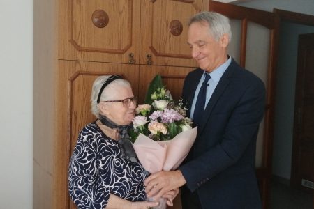 A 90 éves Anna nénit köszöntötte a város