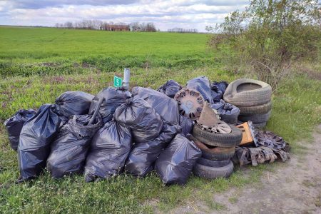 Rengeteg szemetet összegyűjtöttek az önkéntesek Vásárhely határában