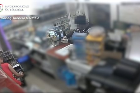 Maszkos-pisztolyos rabló rontott be a trafikba – videó