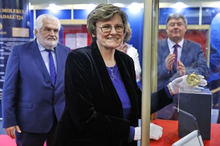 Nobel-díjának másolatát és egy új kiválósági díjat adományozott az SZTE-nek Karikó Katalin