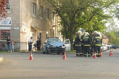 Két autó karambolozott tegnap a Teleki utcán