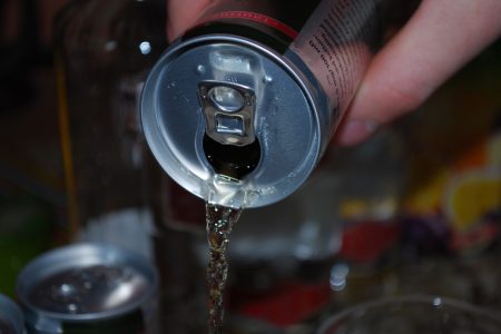 A KDNP megtiltaná fiatalkorúaknak az energiaital fogyasztását