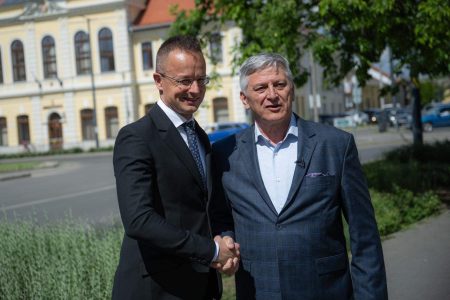 Grezsa István mellett kampányolt Hódmezővásárhelyen Szijjártó Péter (frissítve)