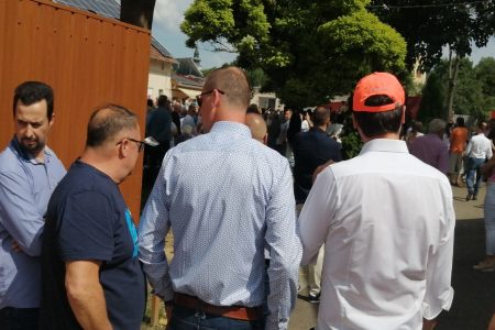 Vásárhelyen kampányolt Orbán Viktor egy zárt udvarban