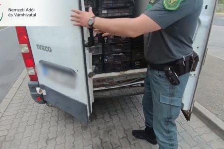 Túlsúlyos furgonban, hűtés nélkül szállított 2,5 tonna csontos csirkemellet – videó