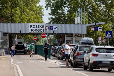 9 géppisztollyal, 3 pisztollyal és 2700 lőszerrel érkezett a röszkei határállomásra egy albán férfi – videó