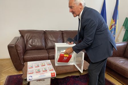 Defibrillátort helyeztek el a városháza portáján