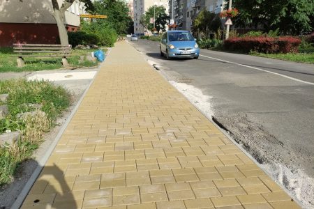 Sárga térkővel rakták ki az Oldalkosár utca páros oldalának felét