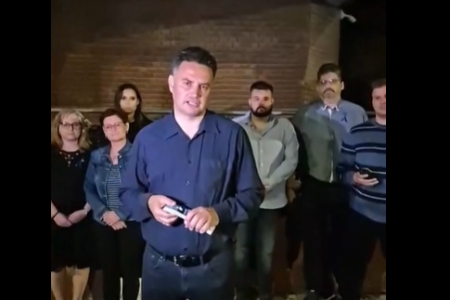 „Nem hívok rendőrt. Levágom a fejed!” – a Fidesz jelöltje tettlegesen bántalmazta Márki-Zay jelöltjét