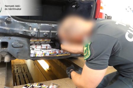 Röszkei fogás: közel 2500 doboz cigaretta lapult a pótkerék felett – videó