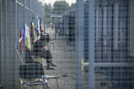 Családbarátság: 8 napig éheztették és 306 napig jogellenesen tartották fogva a menedékkérő fiatalt Tompánál