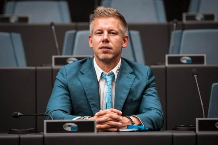 Magyar Péter feljelentést tesz, miután verőlegényeket és kiherélést emlegető fenyegető levelet kapott