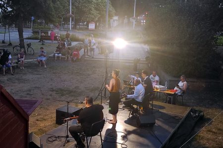 Száz embert is bevonzott a cigányzene a szombat esti Kultúr-Téren
