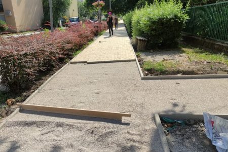 A hétvégén is tovább nyúlt az Oldalkosár utcai járda