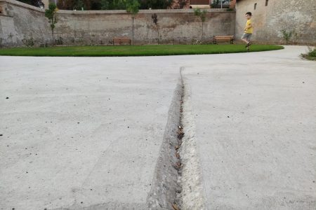 Vízelvezetőt vágtak a Tóalj utcai új pihenőpark betonjába