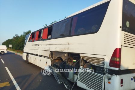 Kamion és busz koccant Székkutasnál