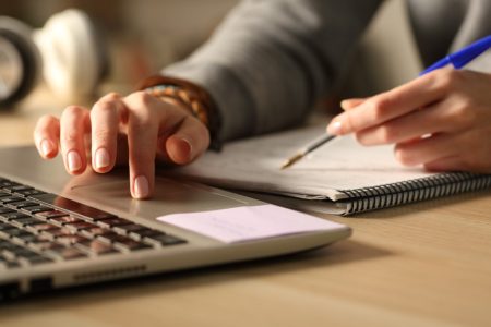 Az ügyfelekkel online, a rendőrökkel személyesen találkozott az ügyfeleit zsaroló békési nő
