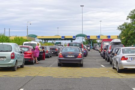 Hétfőtől meghosszabbított nyitvatartási idővel üzemel a röszkei közúti határátkelőhely