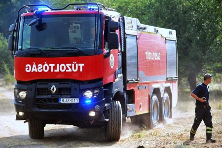 Rácsok közé szorult egy kisgyerek keze, a tűzoltók feszítővágóval érkeztek