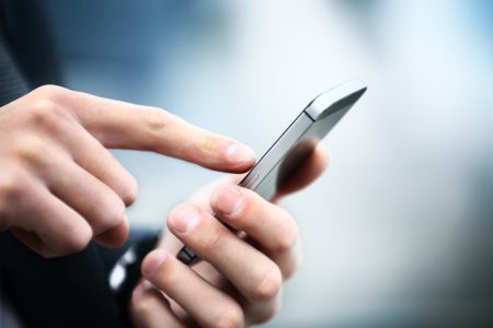 A Klebelsberg Központ szerint nem lehet pénzt kérni a diákok által leadott mobiltelefonok tárolásáért