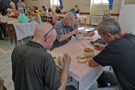 Ruha- és ételosztás lesz vasárnap a Tabáni Olvasókörben