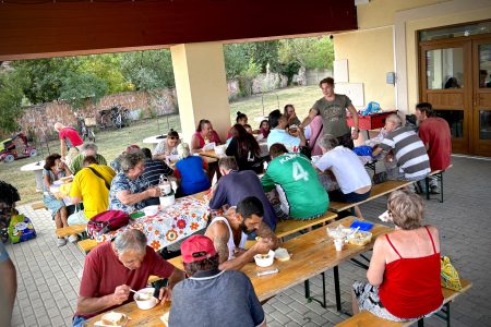 Tanszerrel is segítettek a 45. vasárnapi ételosztáson