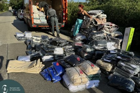 Ezer hamis melegítőt rejtettek a szőnyegekbe
