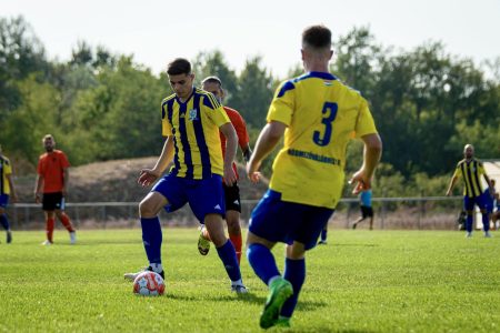 A vezetőedző helyett szakmai stábra bízták a HFC NB III-as csapatának irányítását