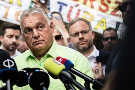 Nyilatkozott az újságíróknak Kötcsén a miniszterelnök, akit játékpénzzel is megdobtak a demonstrálók