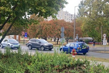 Koccanás a Tóalj utcán, nagy a torlódás