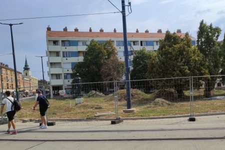 Jó eséllyel egy fideszes cég varázsolhat medencét és parkot a Kossuth térre