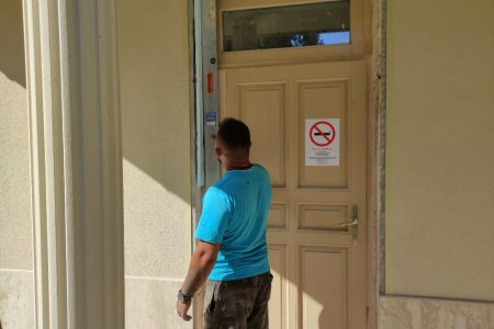 Nagyobb ajtót helyeztek a Kossuth téri kávézó mosdójára