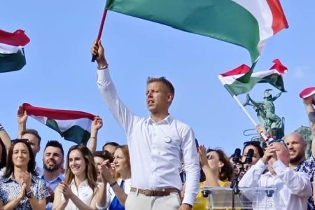 A köztévé elé szervez tüntetést Magyar Péter, Hadházy sátrat is visz