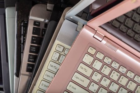 Vizsgálatot indítottak az uniós pénzből vett iskolai laptopok ügyében