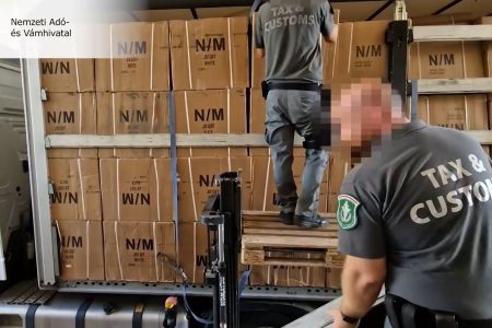 Hamis és az egészségre ártalmas topánkákra bukkantak egy kamionban – videó