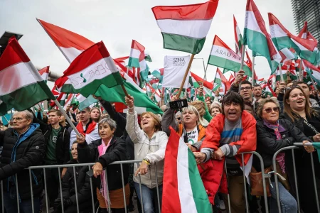 Magyar Péterék a közmédia székháza előtt tüntettek