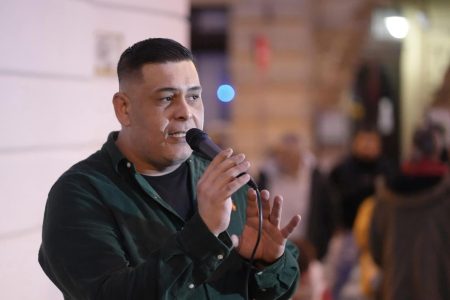 Ábrahám Róbert pedofilellenes tüntetést szervezett, a szexuális bűncselekményekkel vádolt Lakatos Márk állítólag elhagyta az országot