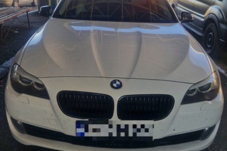 Körözött BMW-vel settenkedett a határra
