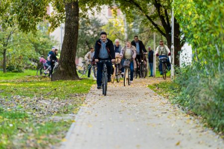 Kerékpározás, fotókiállítás, szalonnasütés – átadták az idén megépült járdákat