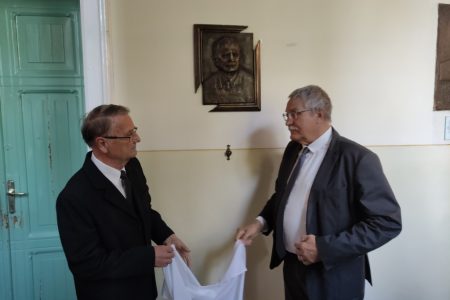 Felavatták a Bethlen gimnázium legendás tanárának domborművét